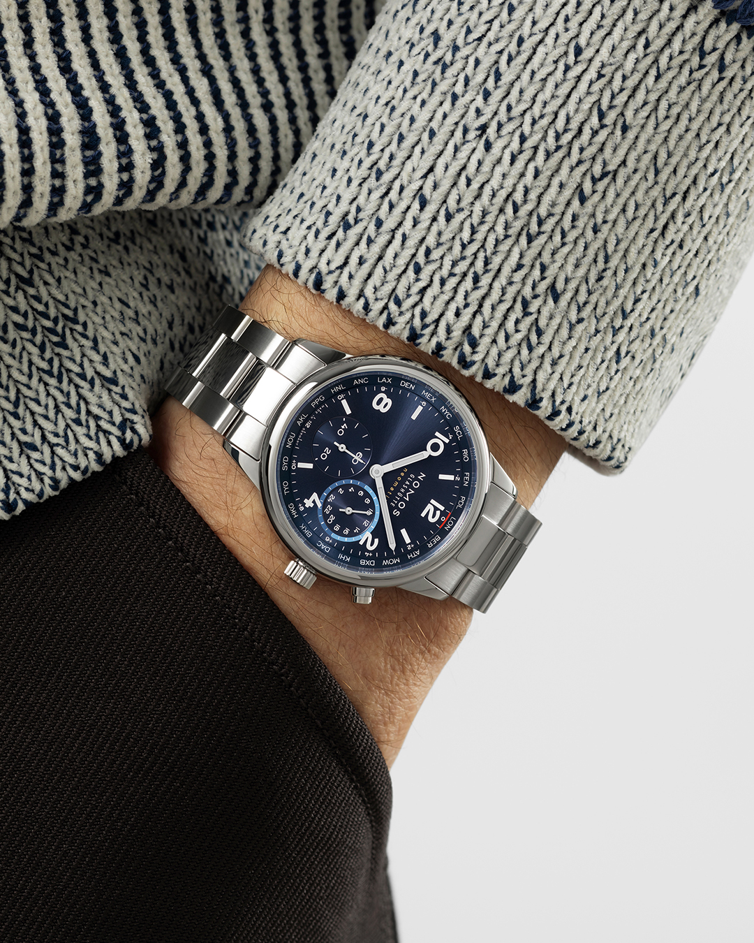 Montre Nomos Club Sport Neomatik Worldtimer Mondial cadran bleu bracelet acier 40 mm