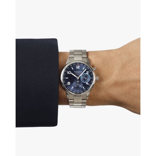 Montre Nomos Club Sport Neomatik Worldtimer Mondial cadran bleu bracelet acier 40 mm