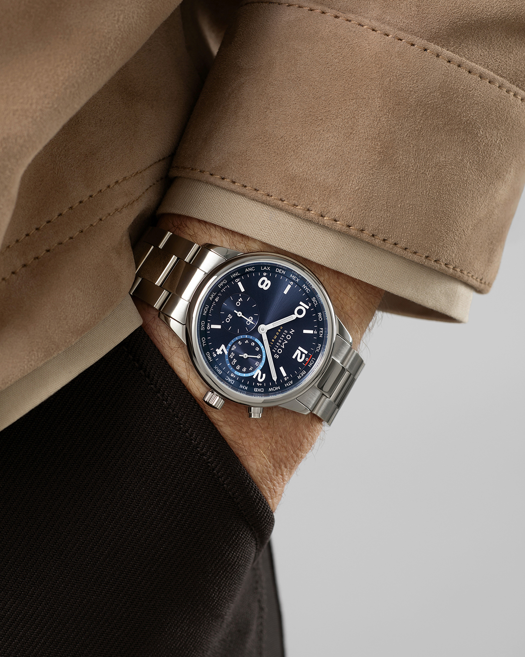 Montre Nomos Club Sport Neomatik Worldtimer Mondial cadran bleu bracelet acier 40 mm