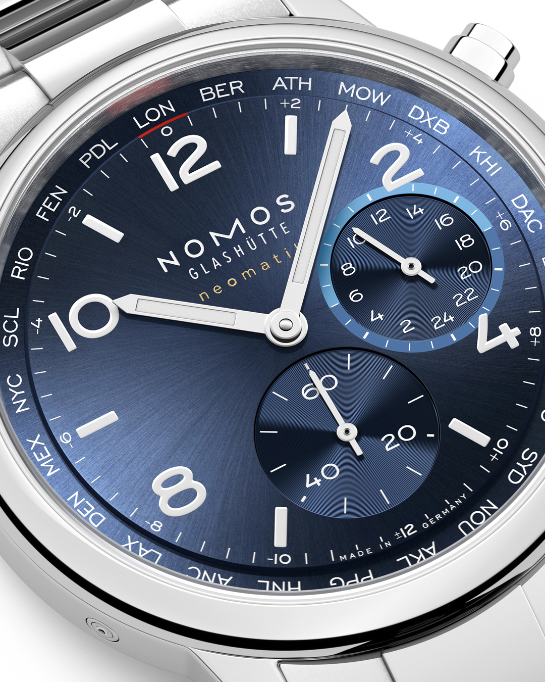 Montre Nomos Club Sport Neomatik Worldtimer Mondial cadran bleu bracelet acier 40 mm