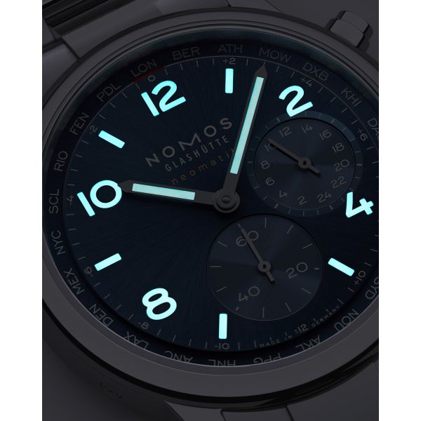 Montre Nomos Club Sport Neomatik Worldtimer Mondial cadran bleu bracelet acier 40 mm