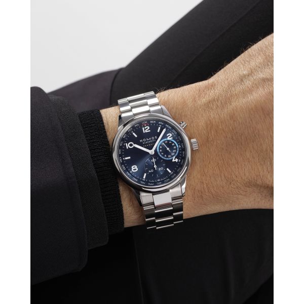 Montre Nomos Club Sport Neomatik Worldtimer Mondial cadran bleu bracelet acier 40 mm