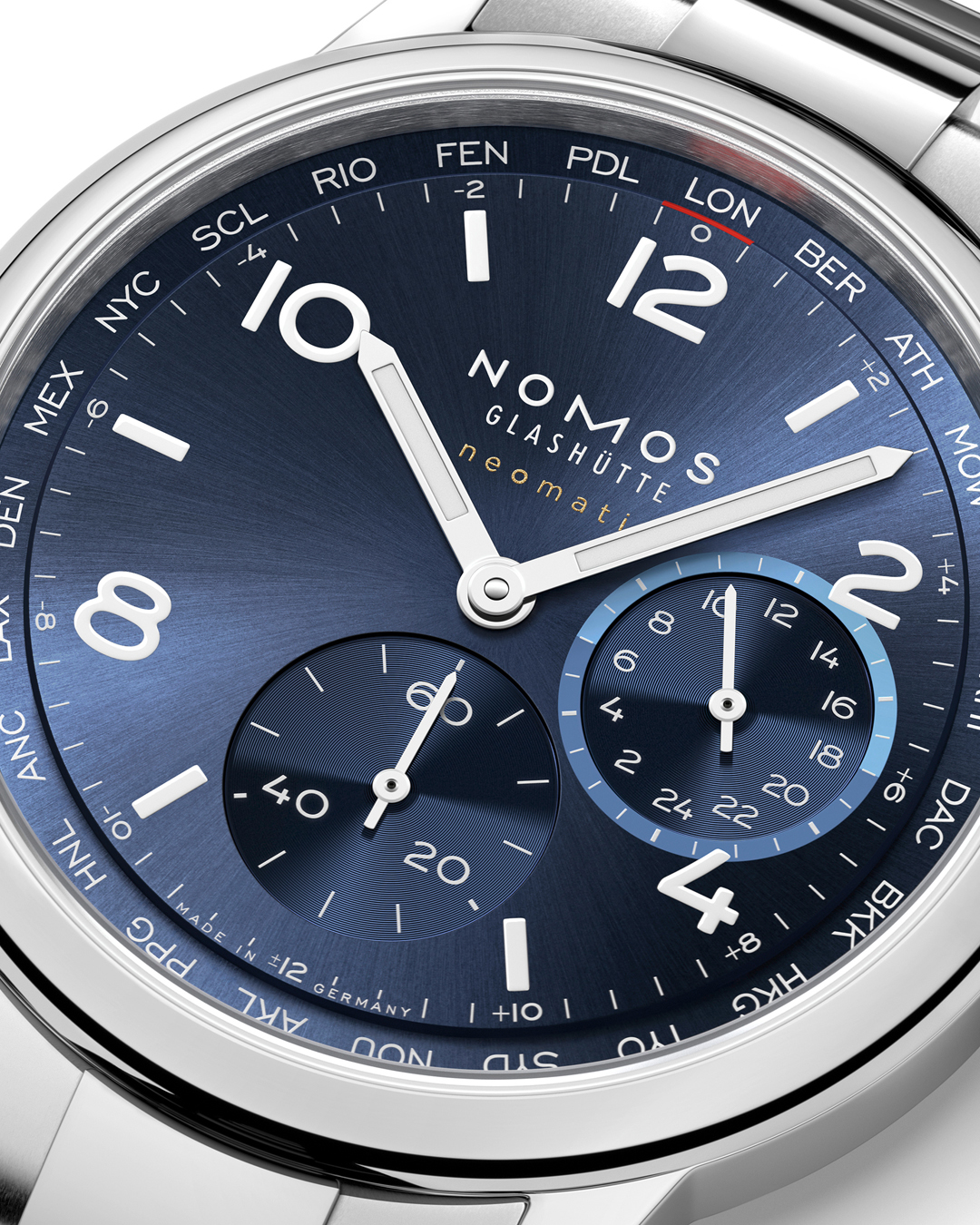 Montre Nomos Club Sport Neomatik Worldtimer Mondial cadran bleu bracelet acier 40 mm