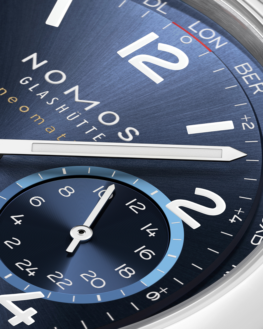 Montre Nomos Club Sport Neomatik Worldtimer Mondial cadran bleu bracelet acier 40 mm