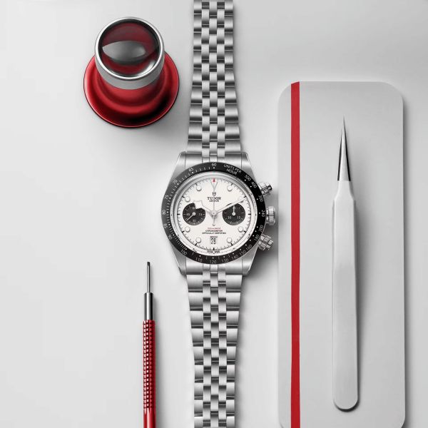 Montre Tudor Black Bay Chrono automatique cadran blanc opalin bracelet acier 5 mailles 41 mm