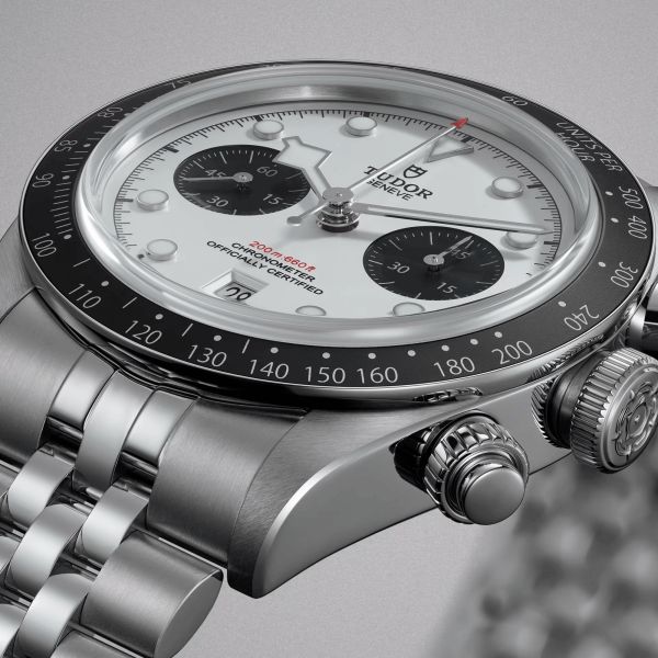 Montre Tudor Black Bay Chrono automatique cadran blanc opalin bracelet acier 5 mailles 41 mm