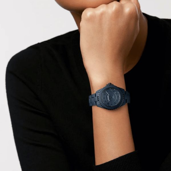 Montre CHANEL J12 BLEU automatiquecadran bleu et bracelet céramique bleu 38 mm