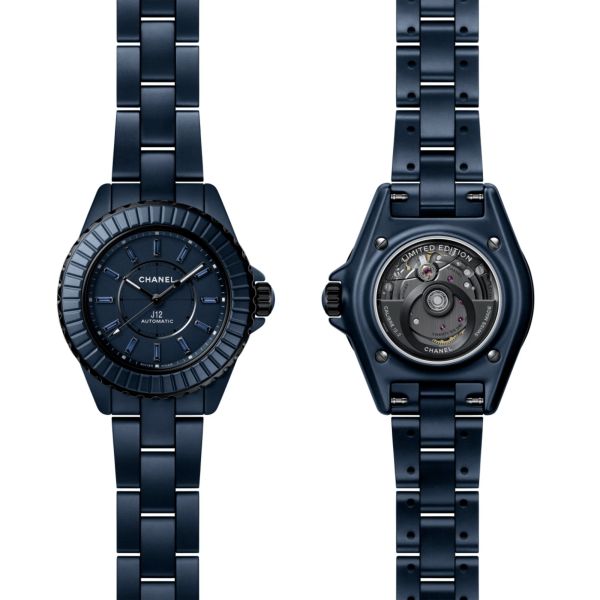Montre CHANEL J12 BLEU automatique cadran bleu, index saphirs bleus et bracelet céramique bleu 33 mm