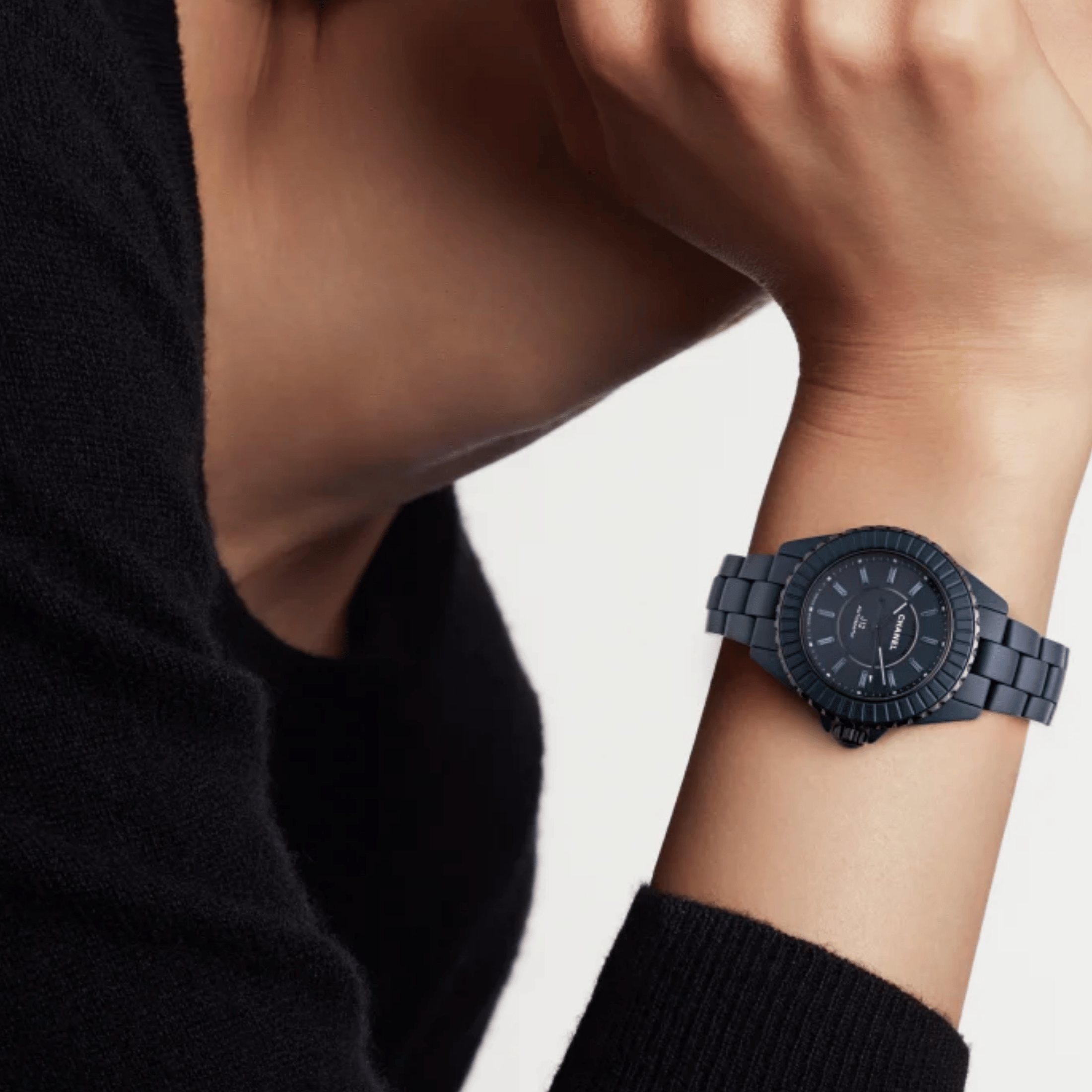 Montre CHANEL J12 BLEU automatique cadran bleu, index saphirs bleus et bracelet céramique bleu 33 mm