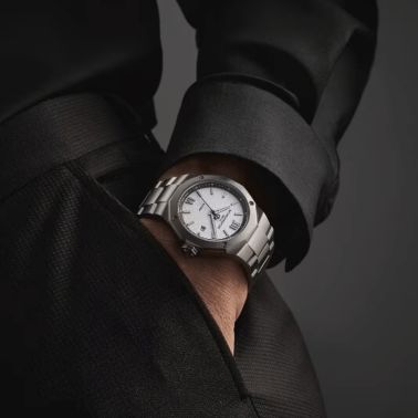 Baume et Mercier Riviera Automatic watch, black dial, steel bracelet, 42 mm