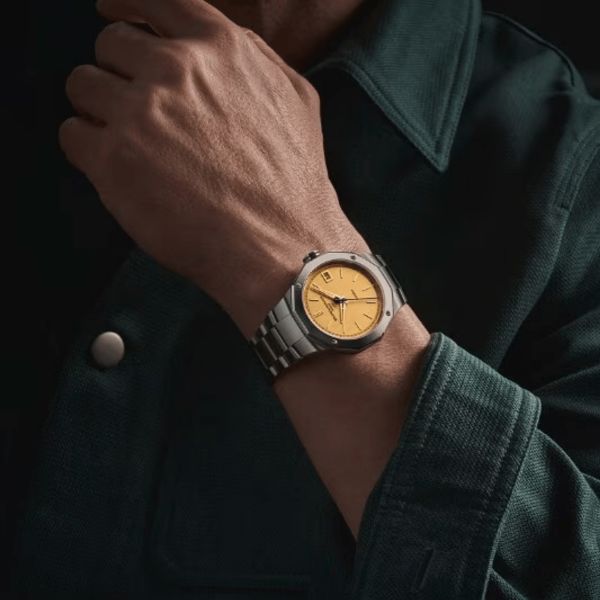 Montre Baume et Mercier Riviera automatique cadran doré bracelet acier 39 mm