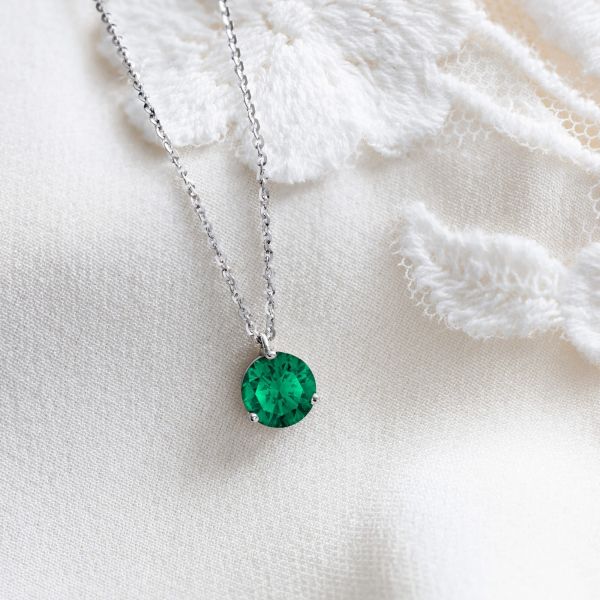 Lepage Joli Cœur necklace in white gold and emerald