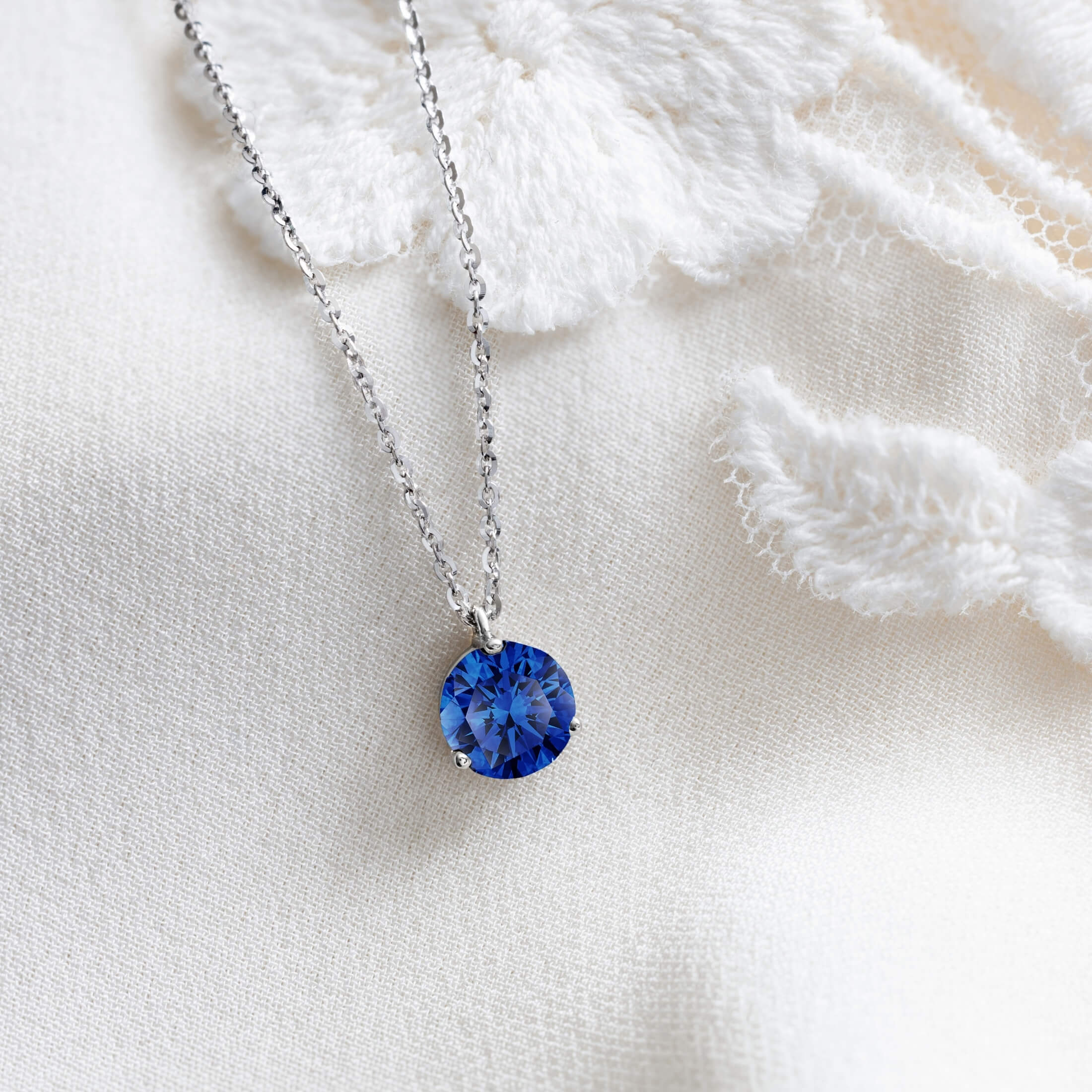 Lepage Joli Cœur necklace in white gold and sapphire