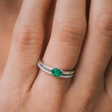 Lepage Emotion engagementring in white gold and oval cut emerald