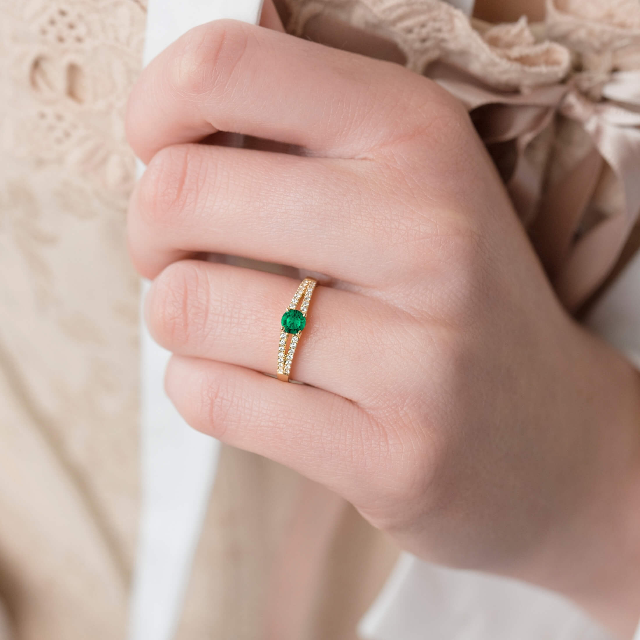 Solitaire Lepage Première Dame en or blanc émeraude et diamants