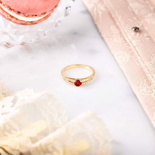 Solitaire Lepage Première Dame en or jaune rubis et diamants