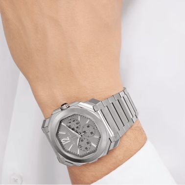 Montre Bulgari Octo Finissimo Chronographe GMT automatique cadran argenté bracelet acier 43 mm