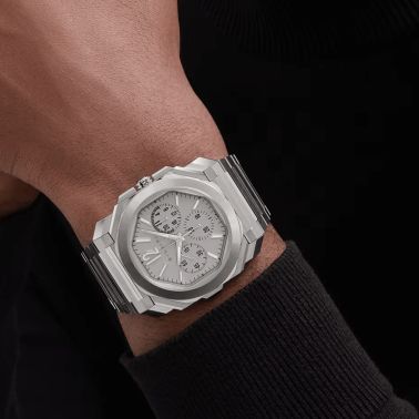 Montre Bulgari Octo Finissimo Chronographe GMT automatique cadran argenté bracelet acier 43 mm