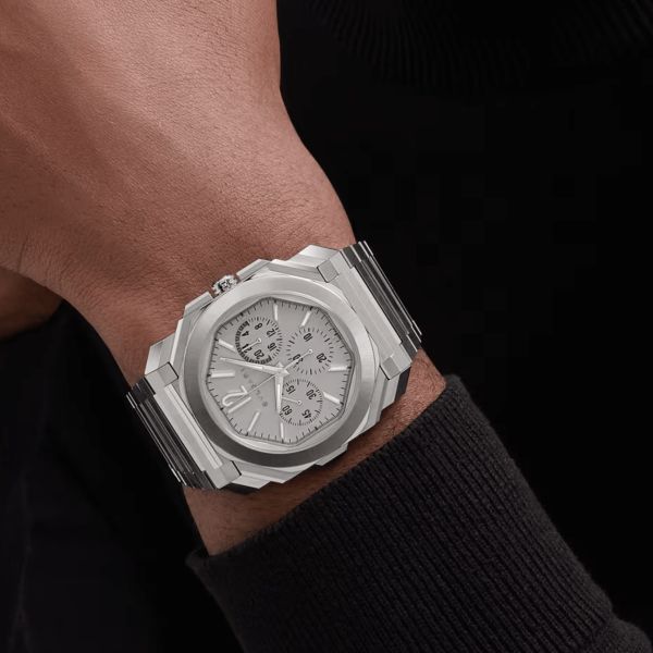 Montre Bulgari Octo Finissimo Chronographe GMT automatique cadran argenté bracelet acier 43 mm