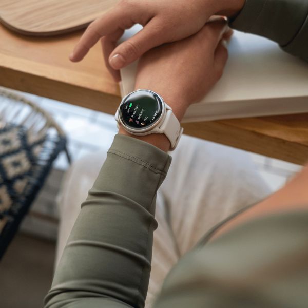 Garmin Vívoactive 6 watch, 42 mm ivory strap, Lunar Gold