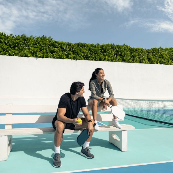 Garmin Vívoactive 6 watch, 42 mm ivory strap, Lunar Gold