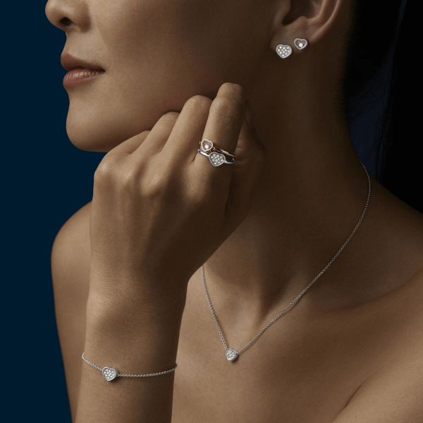 Boucle d’oreille Solo Chopard My Happy Hearts en or blanc pavée de diamants 