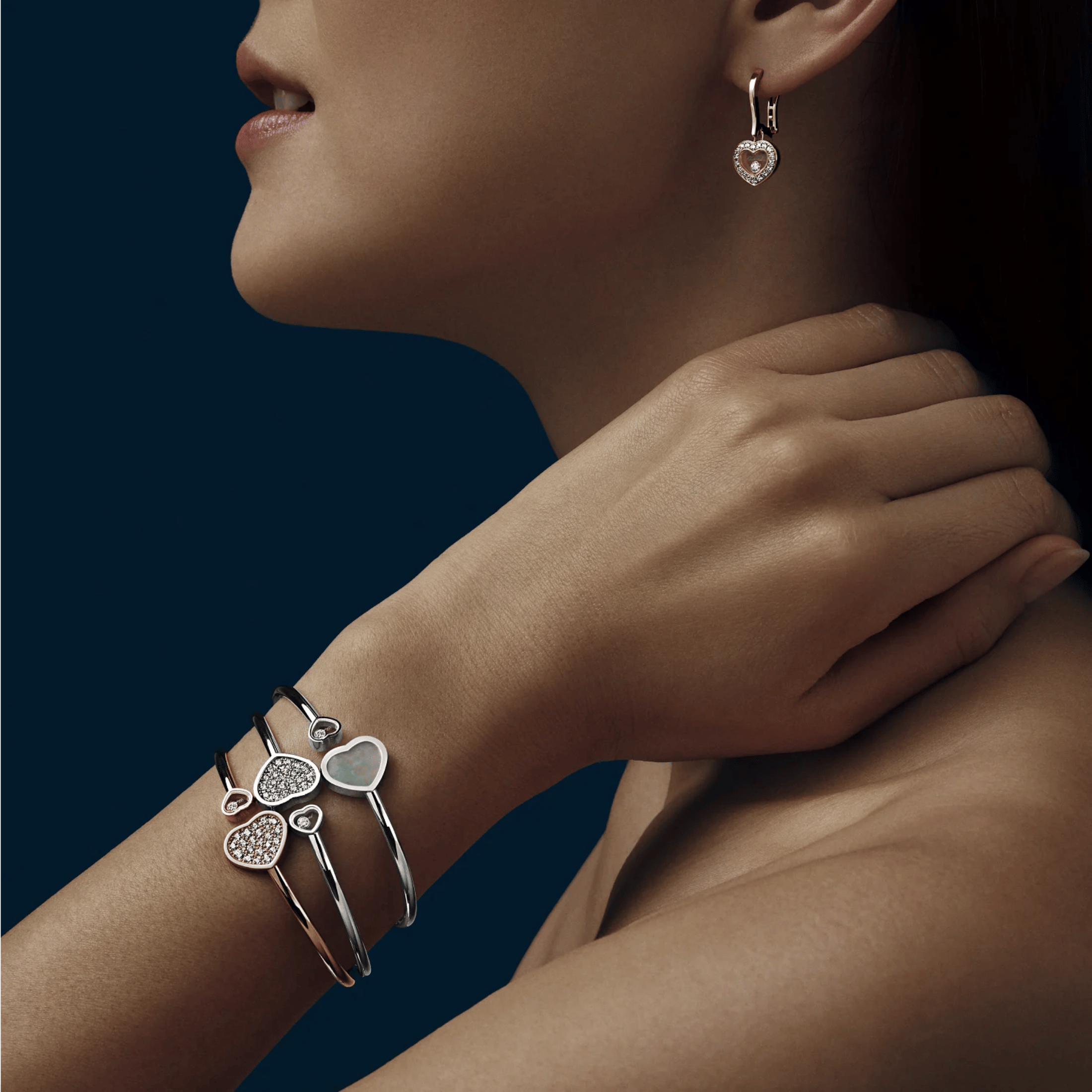 Bracelet jonc Chopard Happy Hearts en or blanc et pavage de diamants