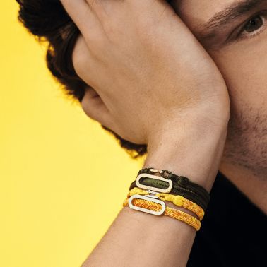 Bracelet double-tour dinh van Maillon L en or jaune sur bracelet tissé jaune