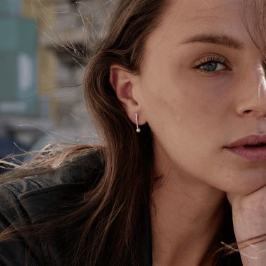 Boucle d'oreille Claverin Kiss Line en or jaune et perle blanche