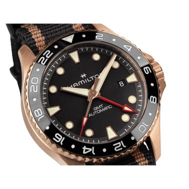 Montre Hamilton Khaki Navy Scuba automatique GMT cadran noir bracelet NATO noir et doré 43 mm