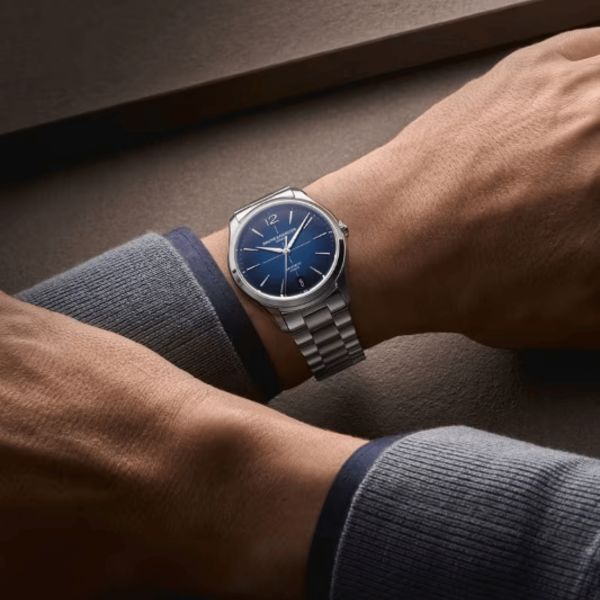 Montre Baume et Mercier Clifton automatique cadran bleu bracelet acier 39 mm