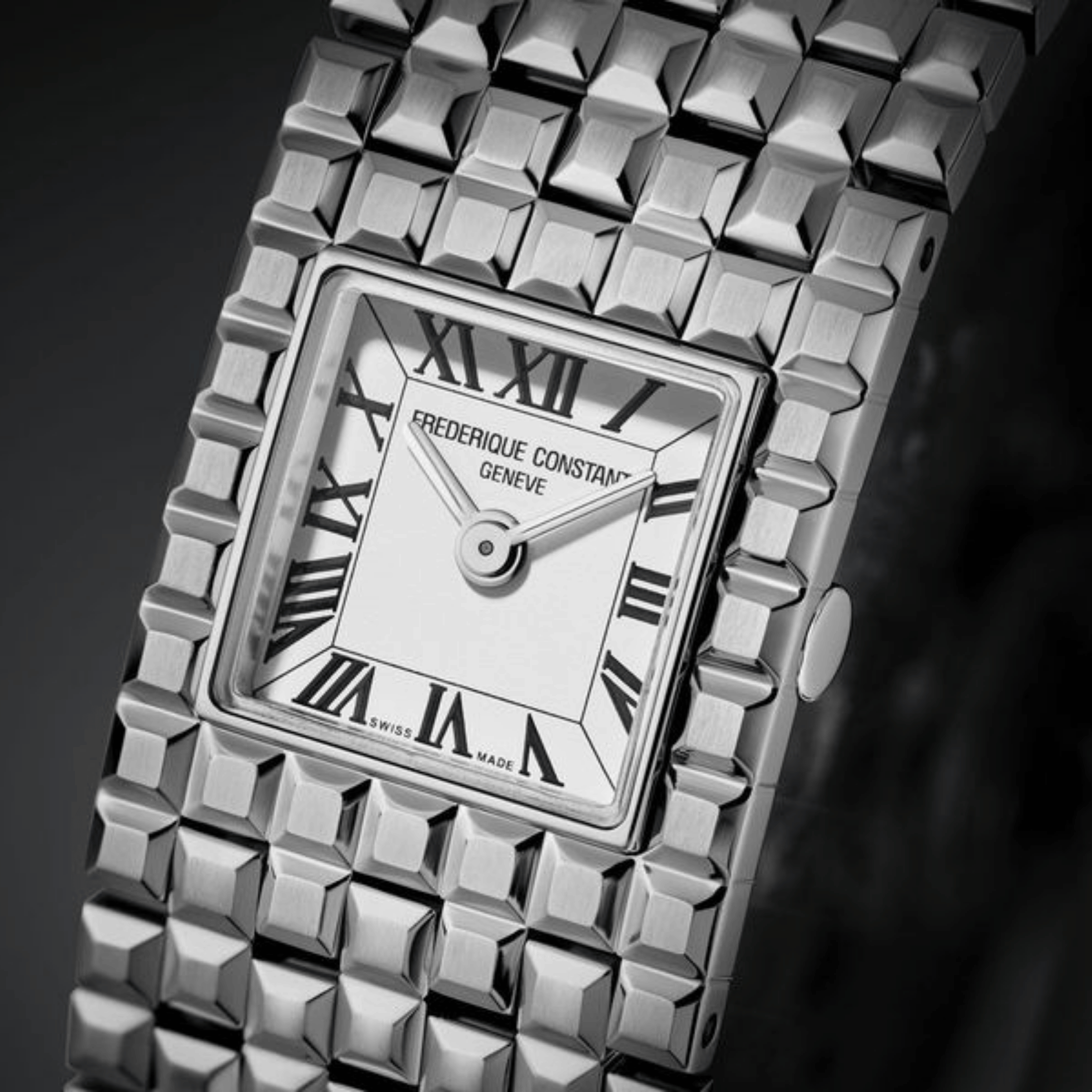 Montre Frédérique Constant Classics Manchette quartz cadran blanc bracelet acier 25.7 x 20 mm