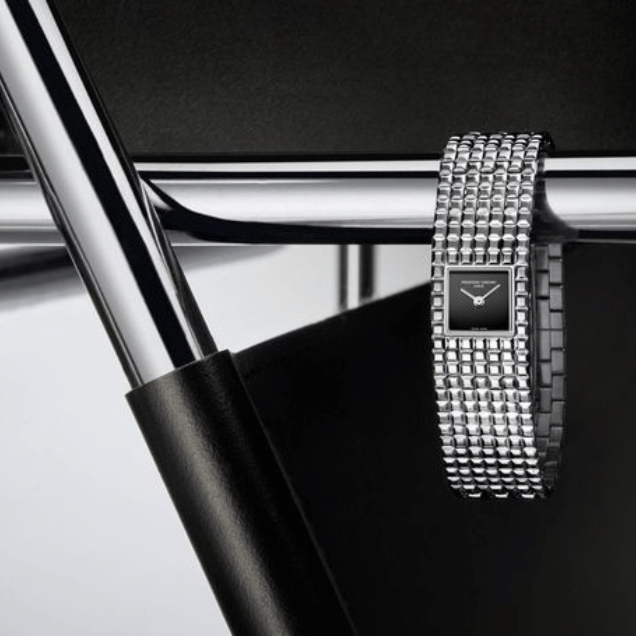 Montre Frédérique Constant Classics Manchette quartz cadran onyx bracelet acier 25.7 x 20 mm