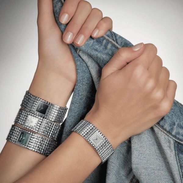 Montre Frédérique Constant Classics Manchette quartz cadran onyx bracelet acier 25.7 x 20 mm