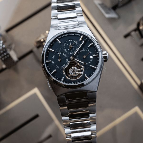 Montre Frédérique Constant Highlife Tourbillon Perpetual Calendar Manufacture automatique cadran bleu bracelet acier 41 mm