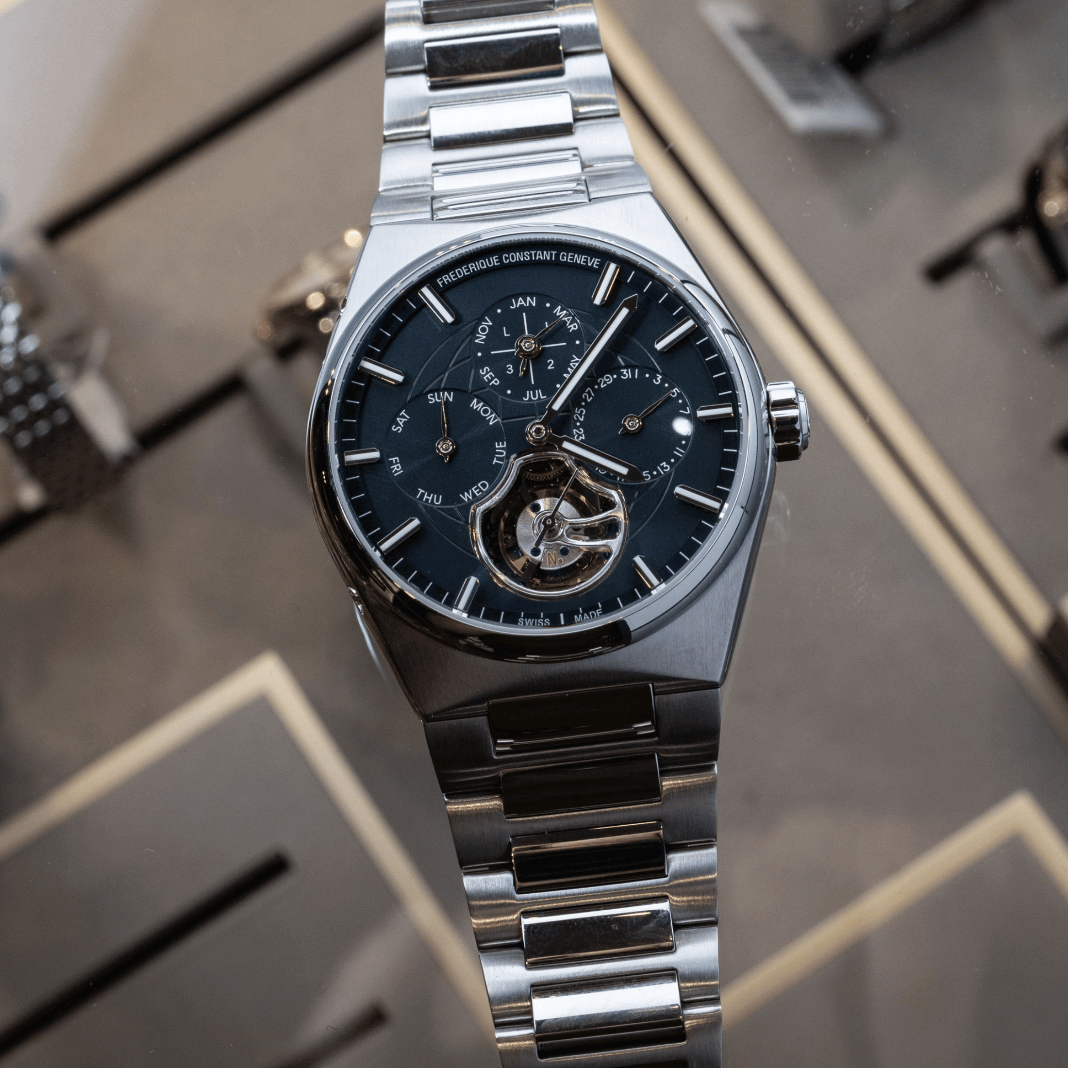 Montre Frédérique Constant Highlife Tourbillon Perpetual Calendar Manufacture automatique cadran bleu bracelet acier 41 mm