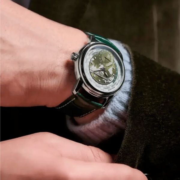 Montre Frédérique Constant Classics Worldtimer Manufacture Automatique cadran vert bracelet cuir 42 mm