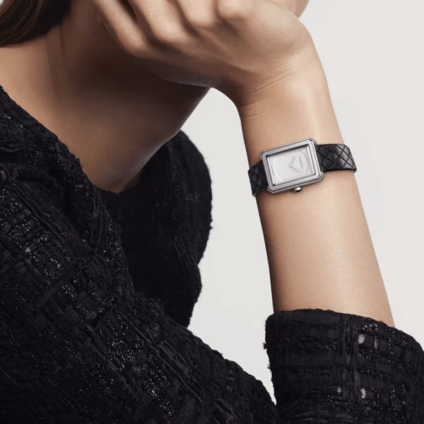 Montre Chanel BOY·FRIEND Petit Modèle quartz cadran opalin bracelet cuir veau noir