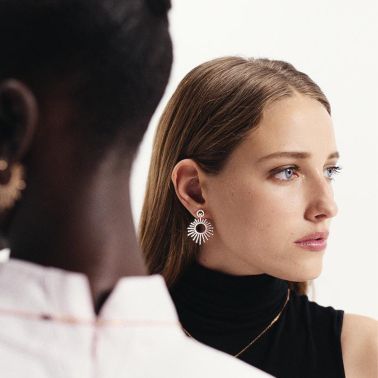 Boucles d’oreilles Korloff Divine Fougue Rayons longues en or rose et diamants 