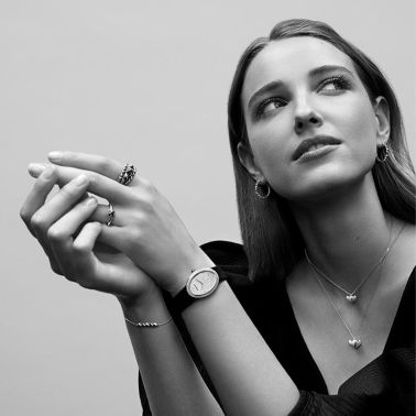 Bracelet Korloff Korlove chaine PM 5 coeurs en or rose et diamants