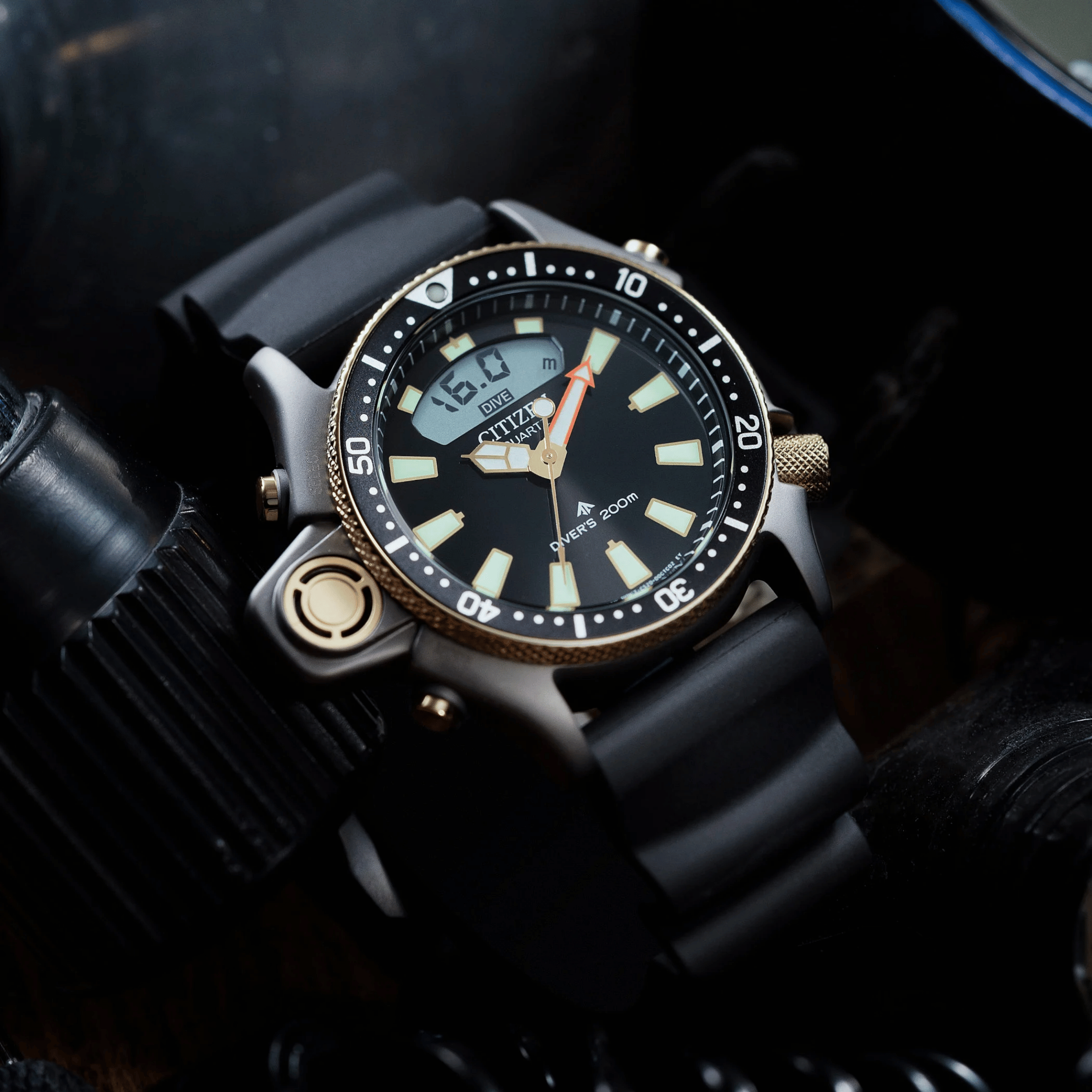 Montre Citizen Promaster Marine Aqualand "40ème Anniversaire" quartz cadran noir bracelet caoutchouc 50,7 mm