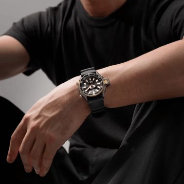 Montre Citizen Promaster Marine Aqualand "40ème Anniversaire" quartz cadran noir bracelet caoutchouc 50,7 mm