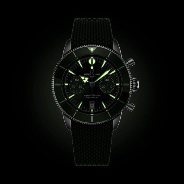 Montre Breitling Superocean Heritage B01 Chrono automatique cadran vert bracelet caoutchouc 42 mm