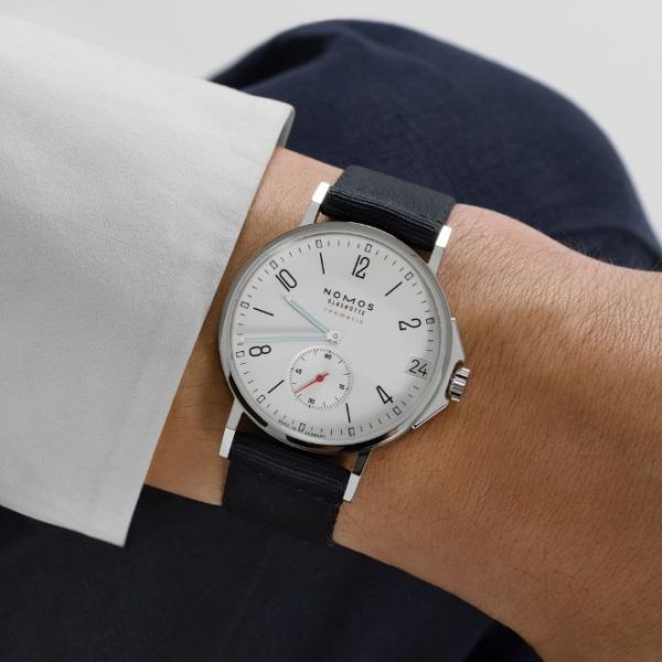 Montre Nomos Ahoi Neomatik Date Blanc automatique fond acier cadran argent blanc bracelet tissu bleu noir 38,5 mm