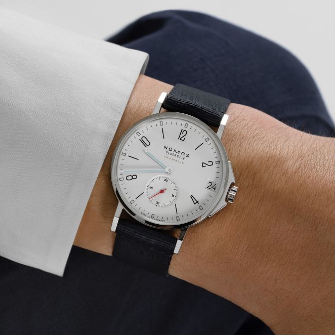 Montre Nomos Ahoi Neomatik Date Blanc automatique fond acier cadran argent blanc bracelet tissu bleu noir 38,5 mm