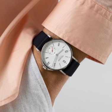 Montre Nomos Ahoi Neomatik Date Blanc automatique fond acier cadran argent blanc bracelet tissu bleu noir 38,5 mm