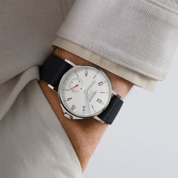 Montre Nomos Ahoi Neomatik Date Blanc automatique fond acier cadran argent blanc bracelet tissu bleu noir 38,5 mm