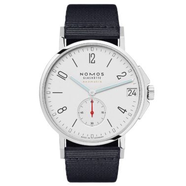 Montre Nomos Ahoi Neomatik Date Blanc automatique fond acier cadran argent blanc bracelet tissu bleu noir 38,5 mm