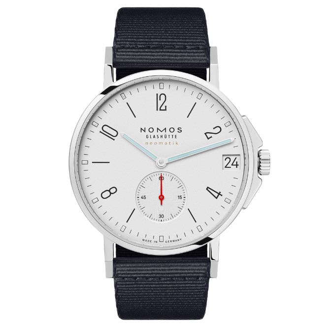 Montre Nomos Ahoi Neomatik Date Blanc automatique fond acier cadran argent blanc bracelet tissu bleu noir 38,5 mm