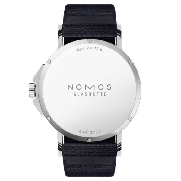 Montre Nomos Ahoi Neomatik Date Blanc automatique fond acier cadran argent blanc bracelet tissu bleu noir 38,5 mm